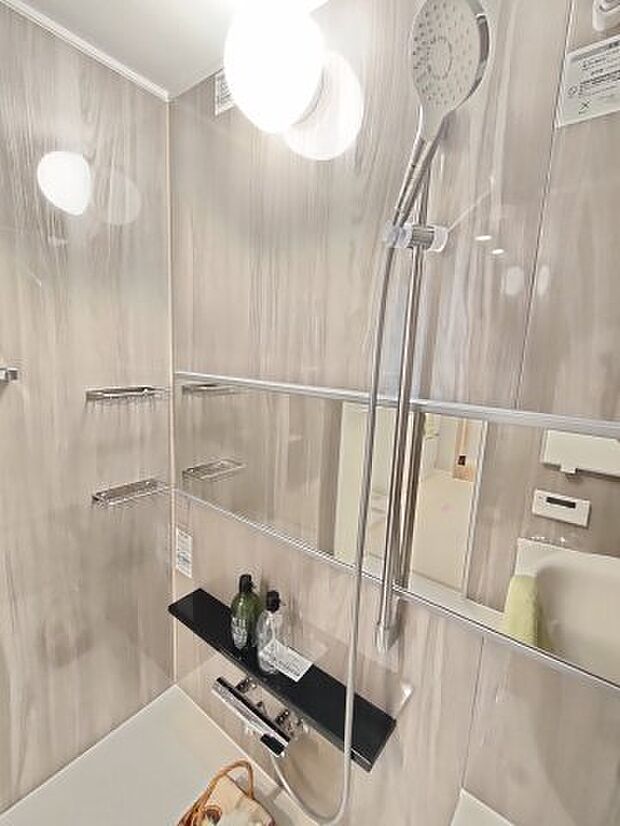 ・bathroom　透明感ある艶やかな全面鏡面壁。ラグジュアリーな空間を演出します♪