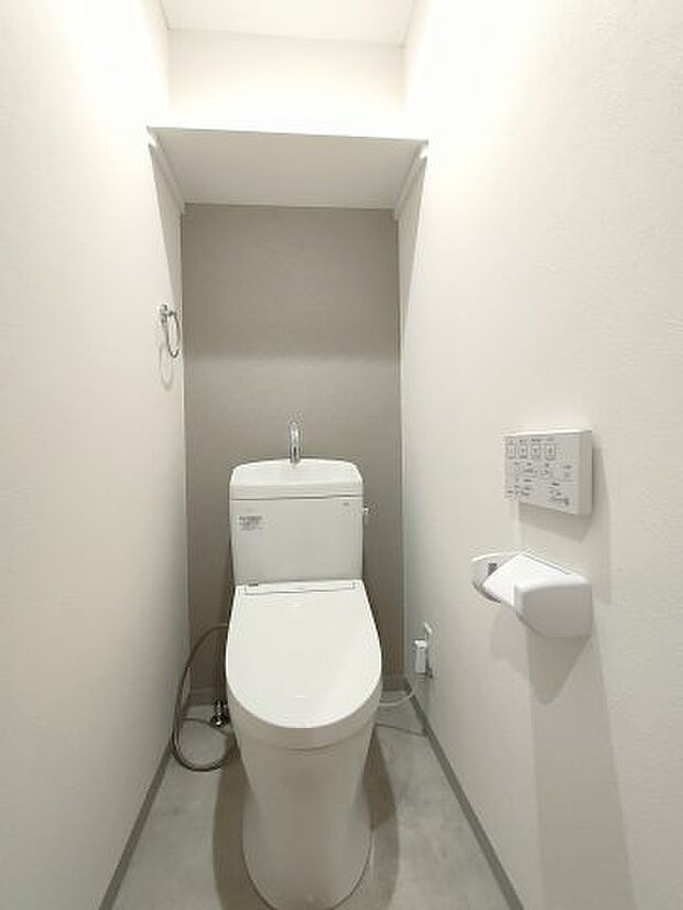 ・トイレ　手の届きやすい位置にコーナー収納を備えています。