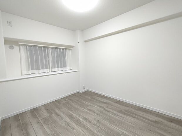 ・洋室　6帖　シンプルで何にでも合う白でまとめられた空間です。様々なスタイルに染められる余白があります。