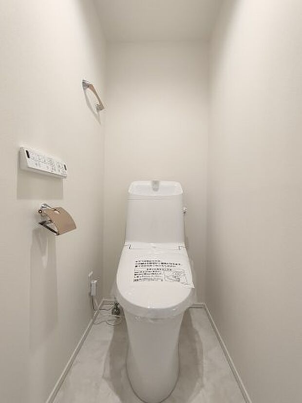 ・トイレ　毎日使う場所だからこそ、使い勝手を考慮しました。飽きのこない空間は質感豊かな仕上がりです。