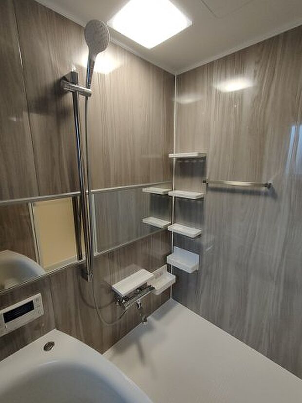 ・浴室　　シャワーホルダーはスライドバー式になっているので、お好みの高さでお使いいただけます♪　　
