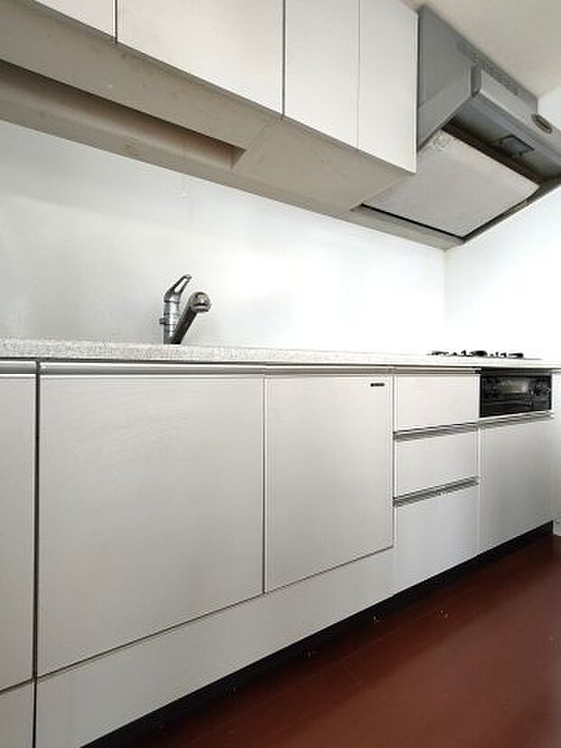 ・キッチン　　白を基調にした清潔感のあるデザインです。
