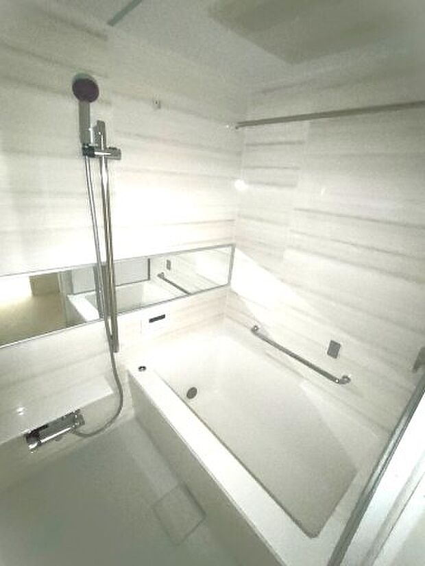 ・浴室　ゆったりとくつろげるバスルーム。追い焚き機能付きでいつでもすぐに温かいお風呂を楽しむことができます。