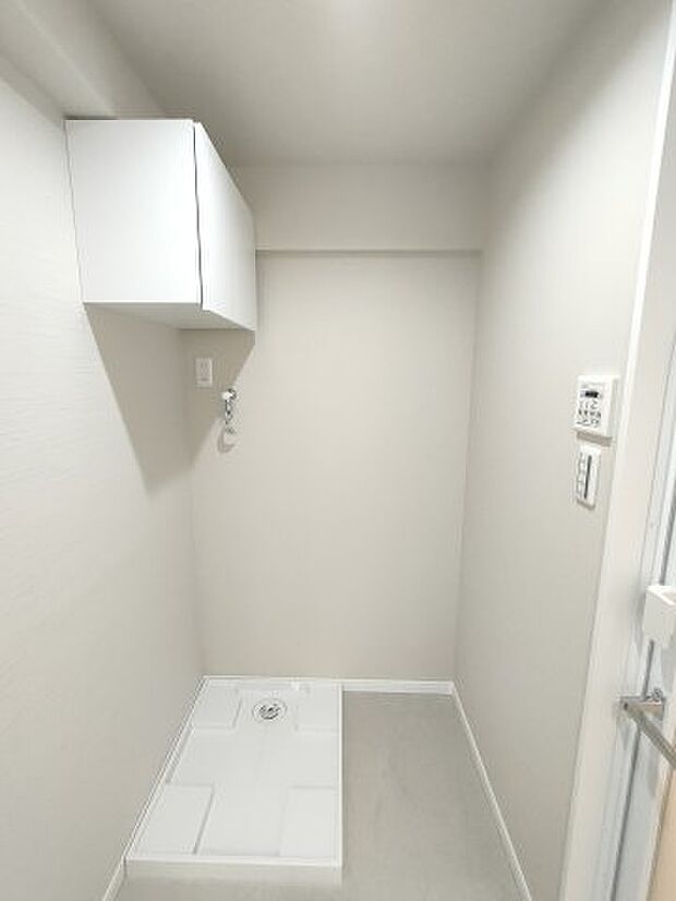 ・室内洗濯機置き場　　上部のキャビネットにランドリーグッズやタオルを収納できます。