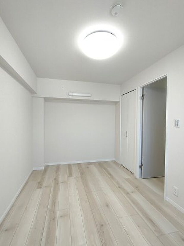 ・洋室約5.3帖　　家具に合わせて表情を変える、シンプルなルームデザインです。　　