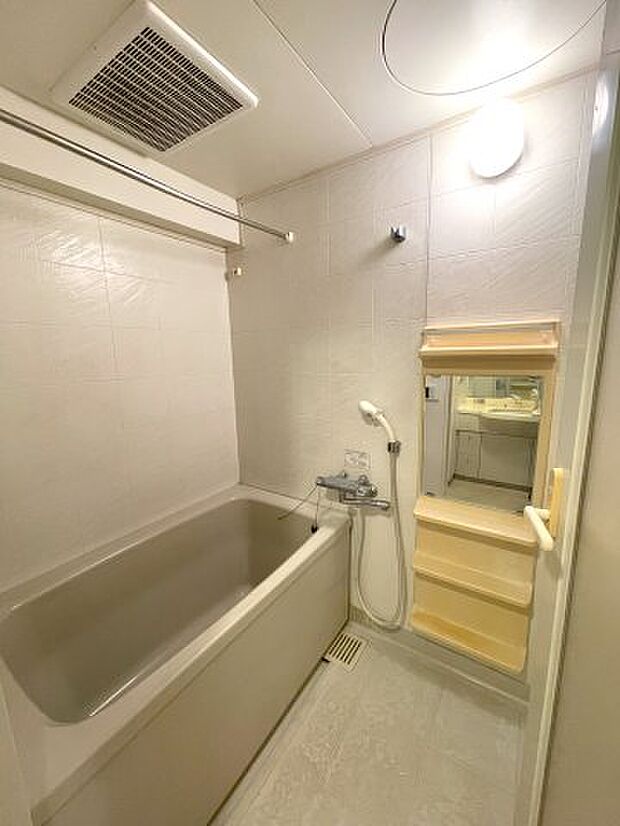 ・浴室　　ゆったりとくつろげるバスルーム。追い焚き機能付きでいつでもすぐに温かいお風呂を楽しむことができます。　　