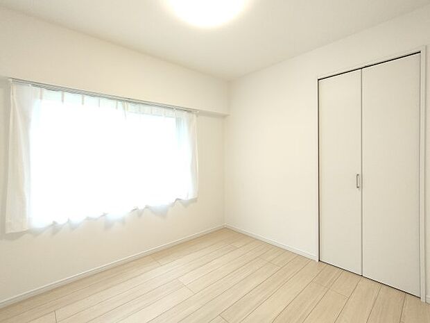 【洋室】4.3帖　家具の配置のし易い室内です。趣味の部屋としても充分な広さを確保しております。