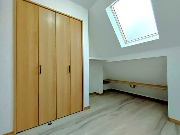 【3階洋室】6.15帖　全ての居室に収納と窓を備えており、過ごしやすい空間となっています。