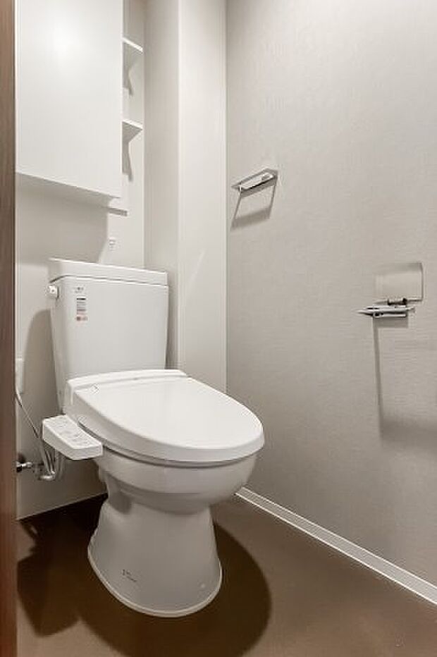 ・トイレ　　温水洗浄便座付きのトイレ。操作のしやすいリモコンタイプです。　　