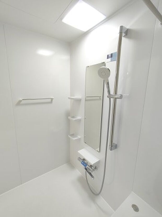 ・浴室　　シャワーホルダーはスライドバー式になっているので、お好みの高さでお使いいただけます♪