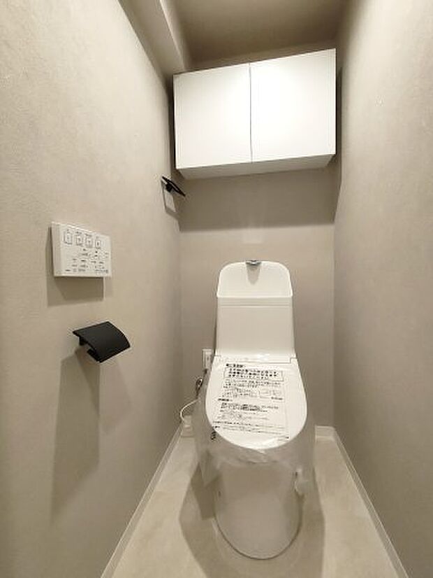 【トイレ】　少し広めの空間が取られ、リラックスできるシンプルなトイレ。