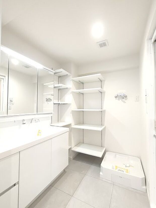 ・洗面室　　白で統一された洗面所は明るく、お化粧の塗りムラも防いでくれそうです。