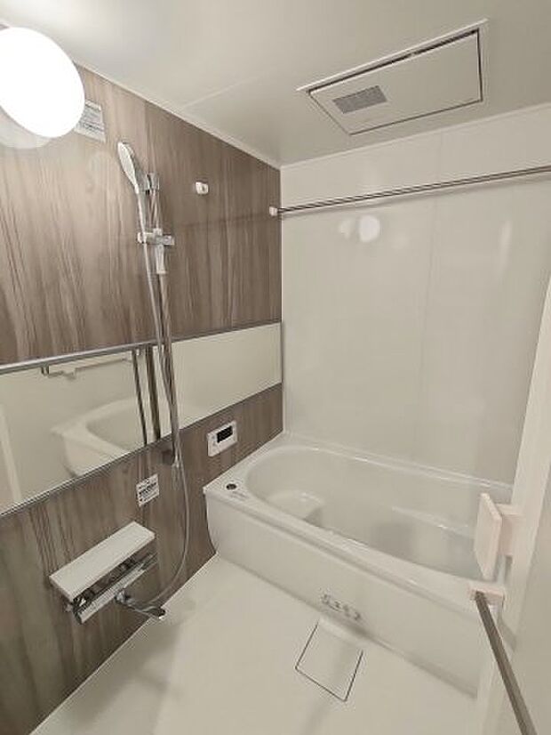 ・浴室（同仕様写真）　　浴室乾燥機、追い焚き機能付きの快適なバスルーム。　　