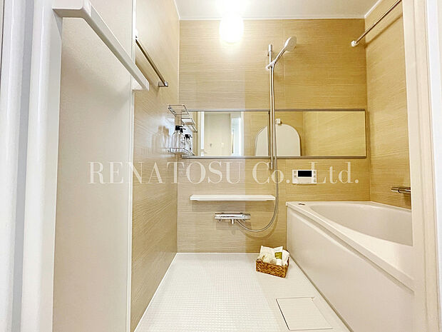 【浴室】一日の疲れを癒してくれるバスルーム。木目調のパネルが高級感あり、落ち着ける空間を演出してくれています。