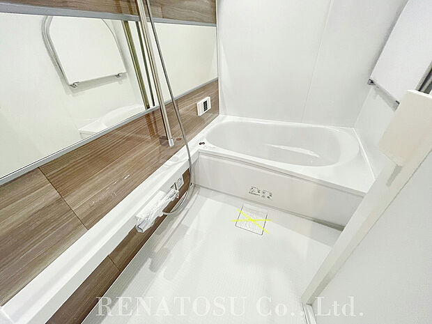 【浴室】こちらも新調されたシステムバスルーム。木目調の高級感あるパネルに大きな鏡も素敵です。