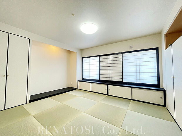 【和室】約9.3帖。琉球風畳の和室です。床の間があり、収納も豊富なお部屋になっています。京都らしいくつろぎのスペースです。