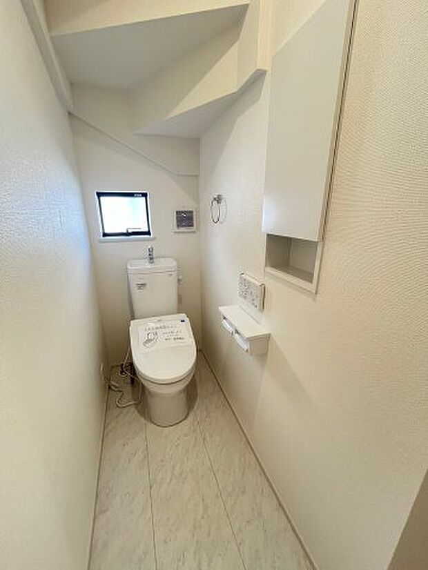 トイレも大事なポイント！ゆっくりと落ち着けるトイレ。　小物収納もございます♪　室内（2024年03月）撮影