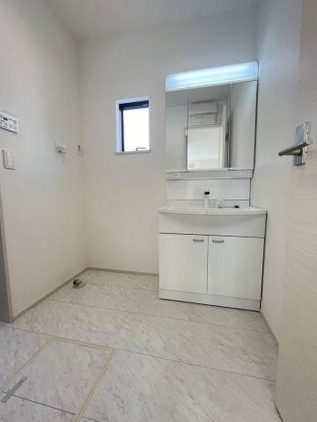シャワードレッサー付き洗面台は身支度にも嬉しい三面鏡仕様。　室内（2024年03月）撮影