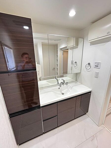 ワイドな洗面台に広い鏡、収納も豊富