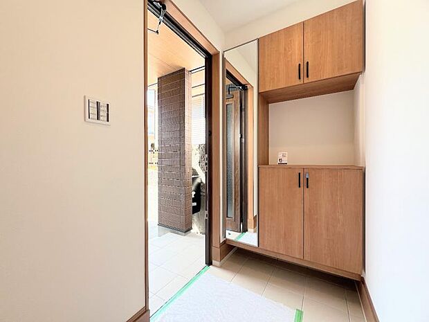 【玄関】住まいの第一印象を決める玄関スペース、ウッド系の下足入れを使用