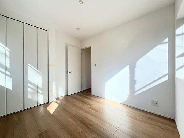 【居室】インテリアショップで見掛けた「あの家具」も置ける、ゆったりとした空間。