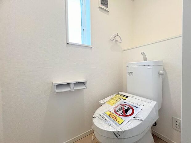 【トイレ】ゆとりをもったトイレの広さ、白ベースに清潔感ある空間です。