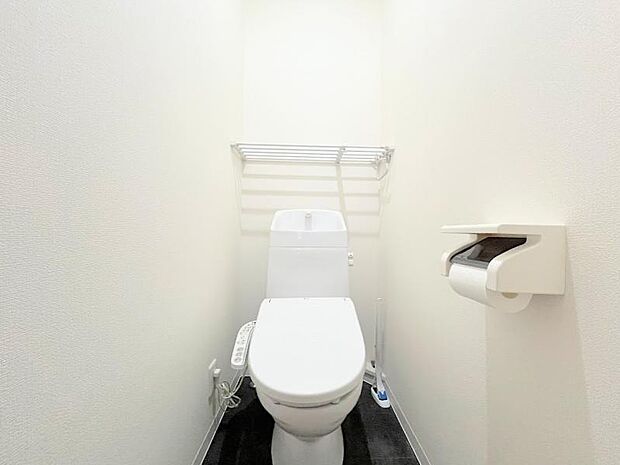 【トイレ】ゆとりをもったトイレの広さ、白ベースに清潔感ある空間です。