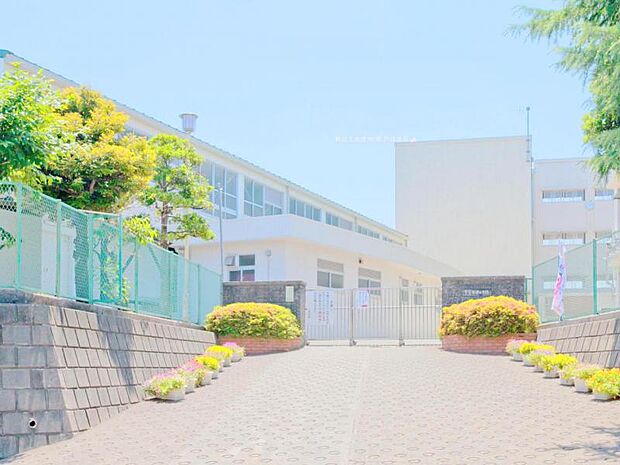 横浜市立矢部小学校　約1650ｍ　学校周辺は交通量が少なく落ち着いた環境