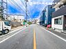 周辺：【外観】道路面との高低差もなく落ち着いて車庫入れ可能です！！前面道路の幅員もしっかりあります。