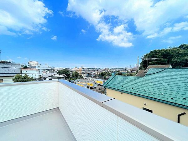 【住戸からの眺望】遠くまで見渡せる開放的な眺望を現地にてご確認ください！
