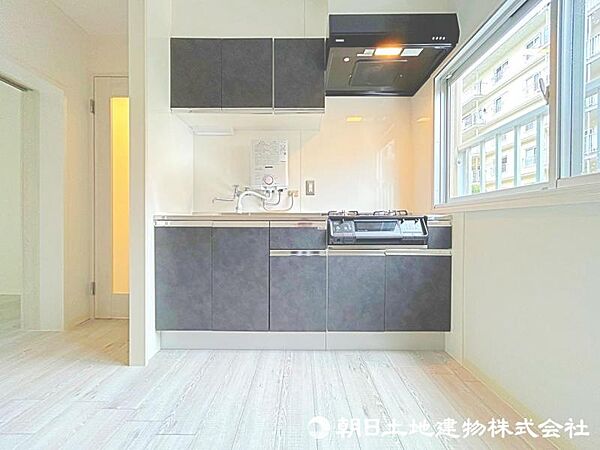 【キッチン】使いやすいシステムキッチンに交換済みです。入居時から気持ちよくお使いいただけます。