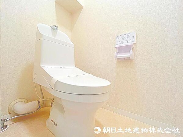 【トイレ】ウォシュレット一体形便器。クリーンなデザインが魅力。