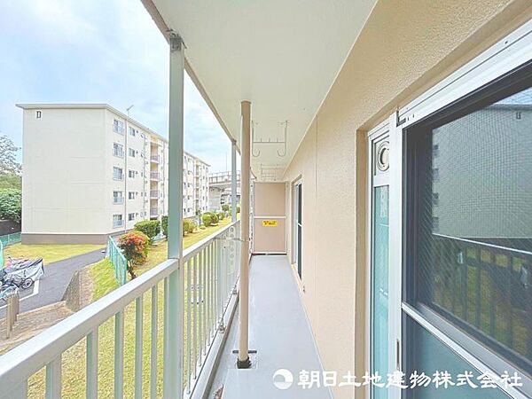 【バルコニー】太陽の光と爽やかな風でお洗濯物は気持ちいいです。