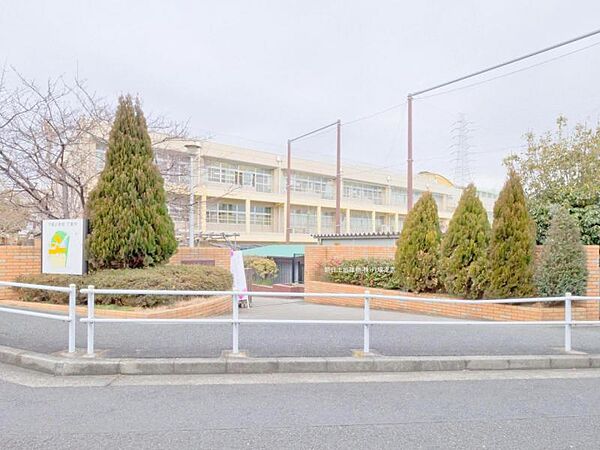 横浜市立下郷小学校　約500ｍ　交通量が少ないため安心して通学いただけます。