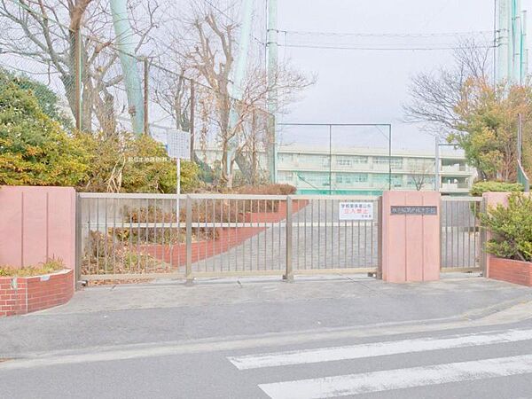 横浜市立南戸塚中学校　約800ｍ　街灯がたくさん設置されているため夜に帰宅される際も安心です。