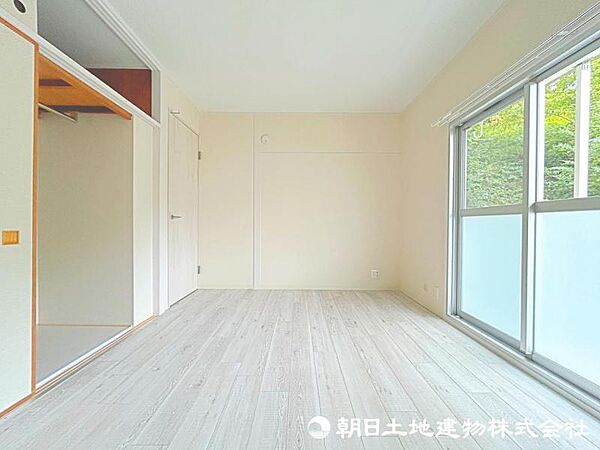 【洋室】柔らかい陽光が差し込む明るいお部屋を演出する設計！！彩光の取れる窓が気持ちの良いお部屋です！