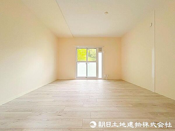 【洋室】大きな窓からたっぷりと陽光が注がれる明るい空間です。