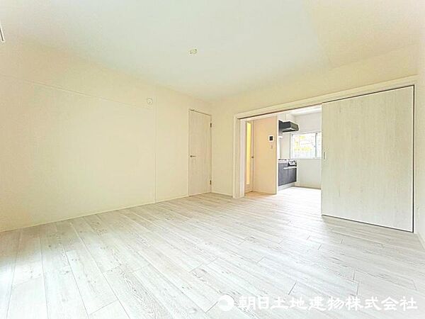 【洋室】柔らかい陽光が差し込む明るいお部屋を演出する設計！！彩光の取れる窓が気持ちの良いお部屋です！