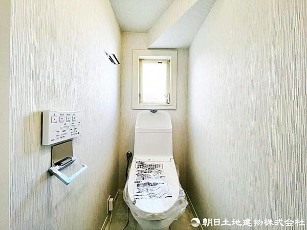 【トイレ】 ウォシュレット一体形便器。クリーンなデザインが魅力。