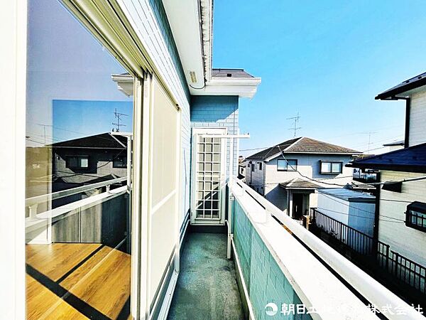【バルコニー】ワイドスパンのバルコニー！奥行きがあるタイプ！洗濯物が沢山干せて陽はいっぱいあたります