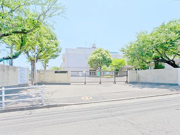 横浜市立鳥が丘小学校　約1100ｍ　正門周辺には歩道も整備されており通学も安心です。