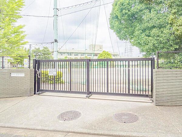 横浜市立領家中学校　約550ｍ　周辺には歩道も整備されており通学も安心です。