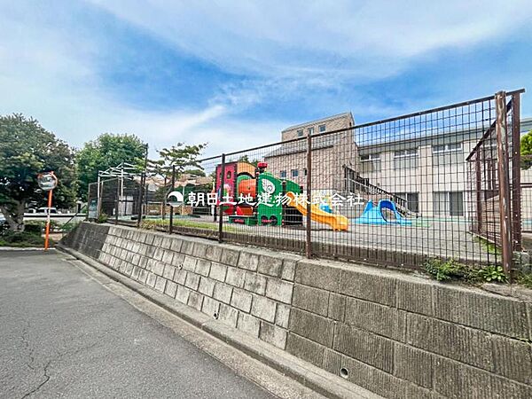 白百合愛児園　約550ｍ　広い園庭では思い切り体を動かしたり、走り回ることが出来ます。