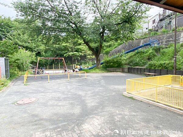 岡津田向公園　約170ｍ　長い滑り台やブランコが楽しめる公園です。