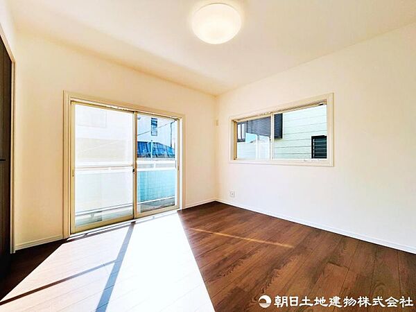 【洋室】バルコニーサイドで明るく快適な時間を！！ナチュラルテイストのクロスが印象的な温かみある洋室！