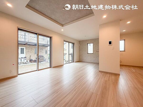 【リビング】ダイニングテーブルやソファーの家具も配置できます。ゆったりとした広さの空間