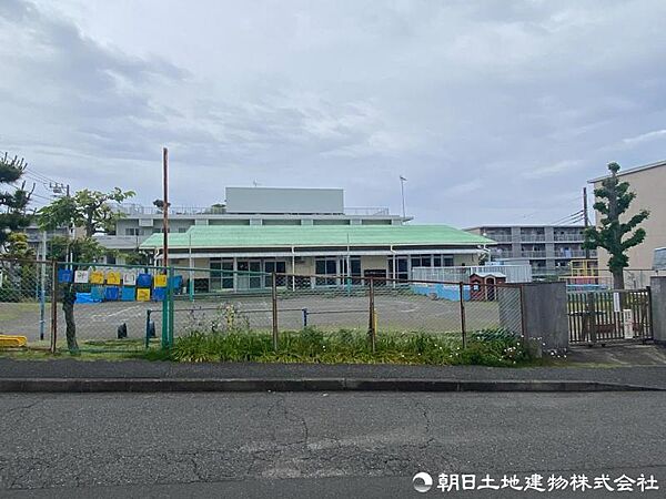 上郷いちい保育園　約1700m　緑豊かな環境の中にあり、畑活動も行うなど自然が身近な保育園です。