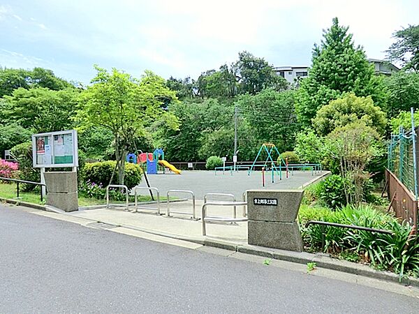 東上郷第三公園　約300m　広々とした公園で、ベンチもあり休憩も出来ます。