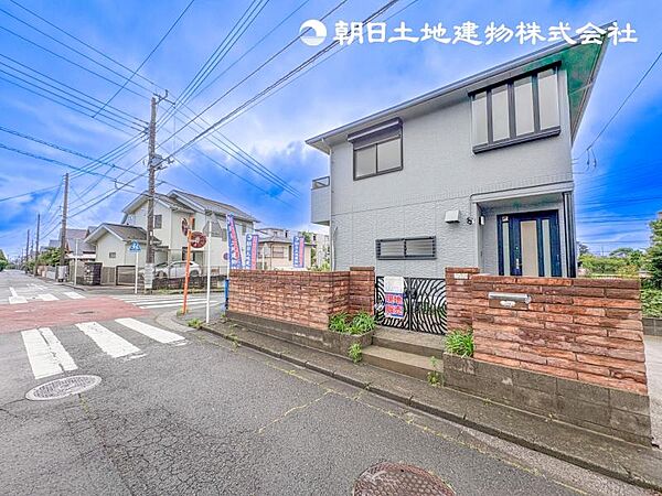 【外観】閑静な住宅地に馴染む落ち着いた色合いの贅沢な空間！！毎日のお散歩も快適な緑に恵まれたエリア！