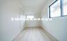 室内：【洋室】大きな窓からたっぷりと陽光が注がれる明るい空間です。